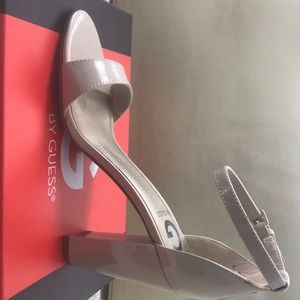 Natural colored patent leather pump